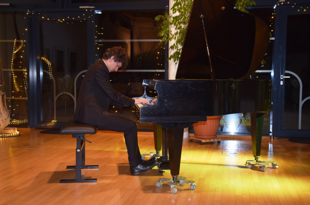 Der Pianist Daniel Seng spielt das Neujahrskonzert im Kompetenzzentrum von Forst/Lausitz
